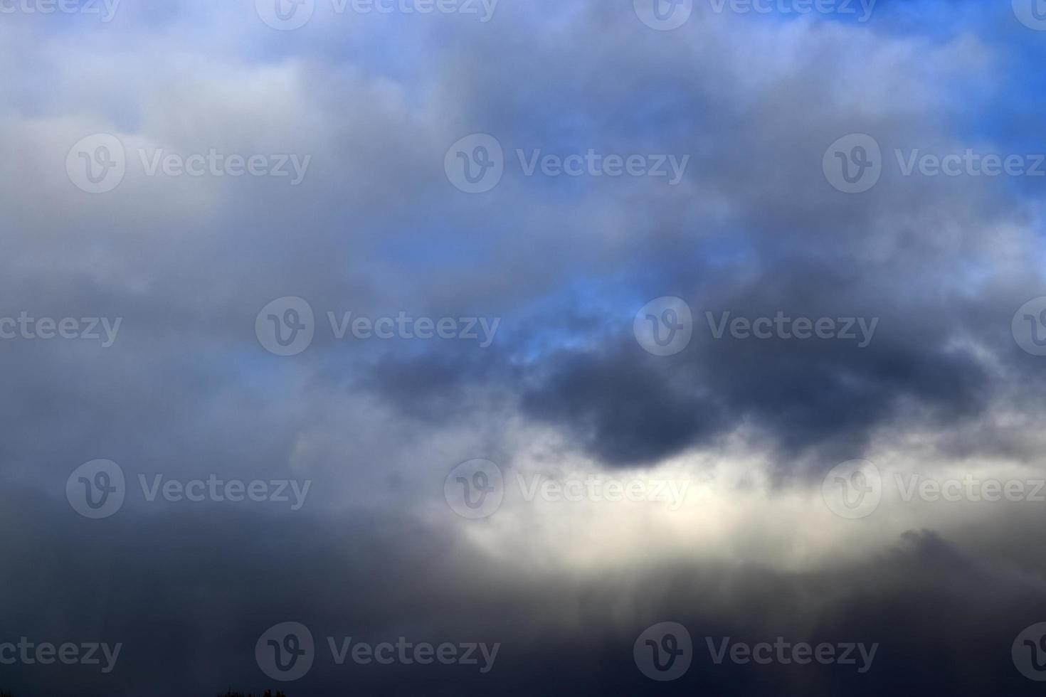 impresionantes formaciones de nubes oscuras justo antes de una tormenta eléctrica foto