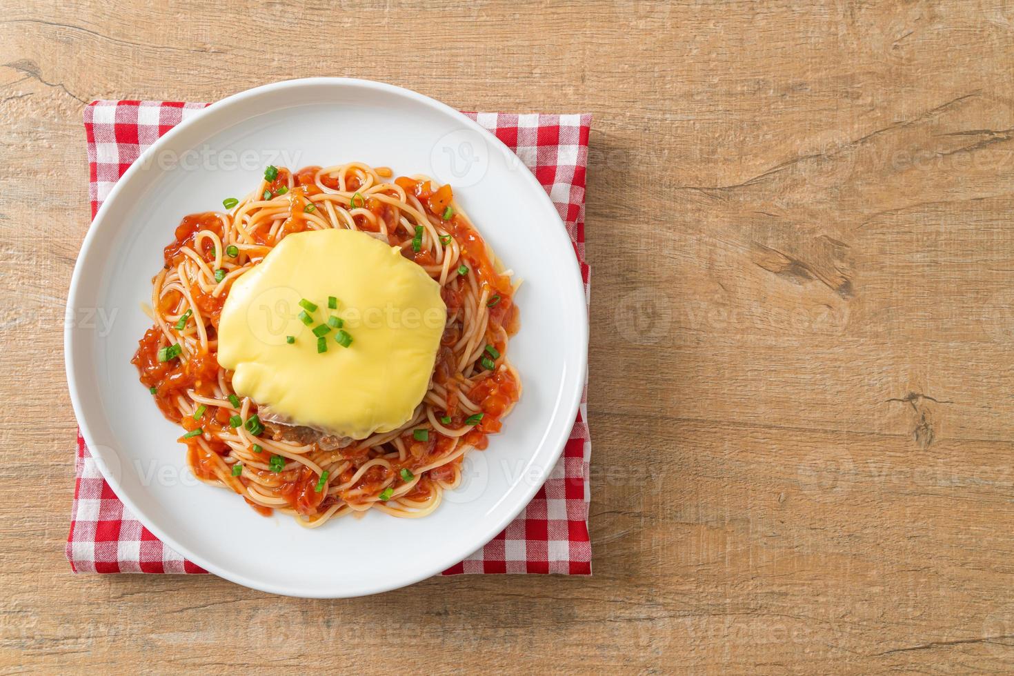 salsa de tomate espagueti con hamburguesa y queso foto