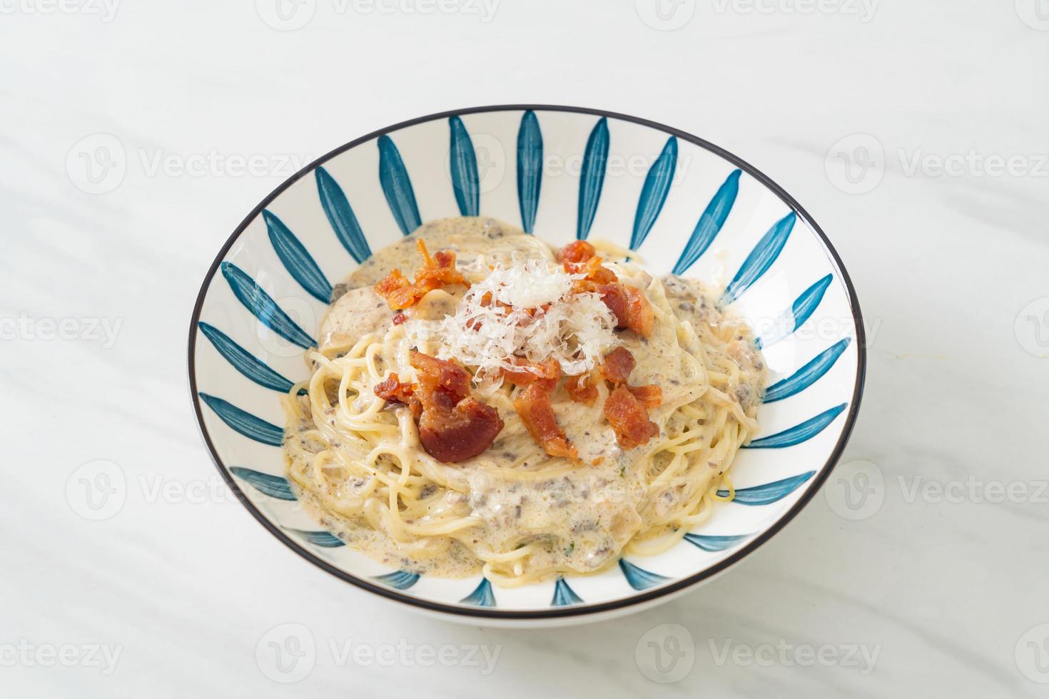 spaghetti with truffle cream sauce and mushroom photo