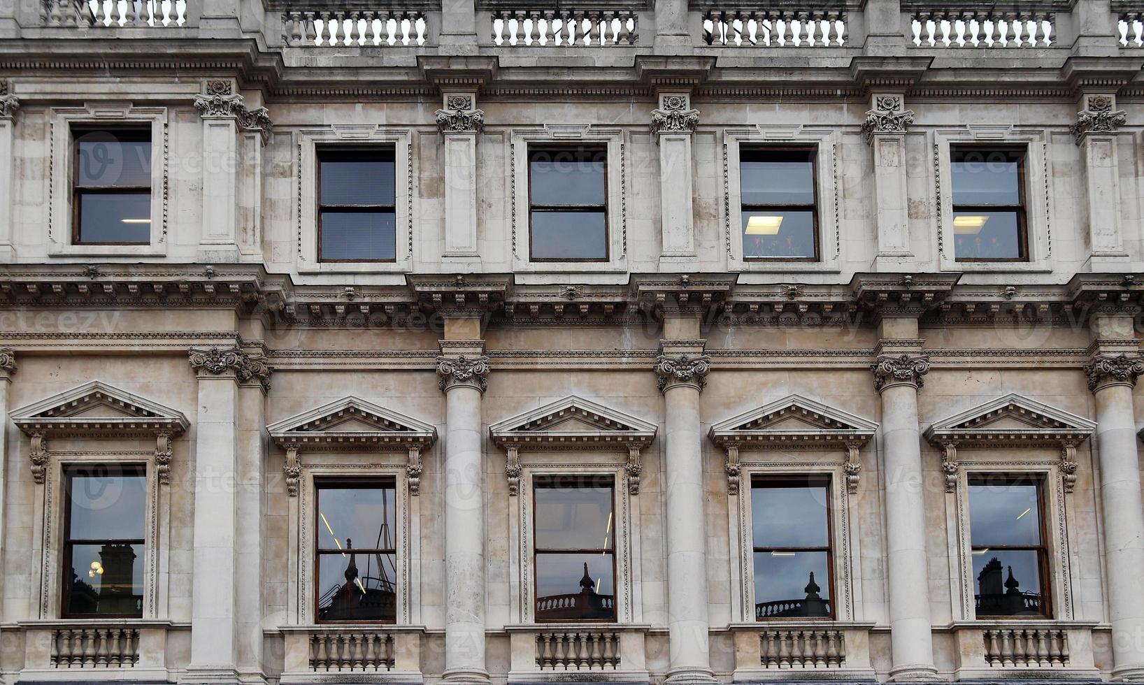 La arquitectura británica y las fachadas de los edificios residenciales de las calles de Londres, Reino Unido. foto