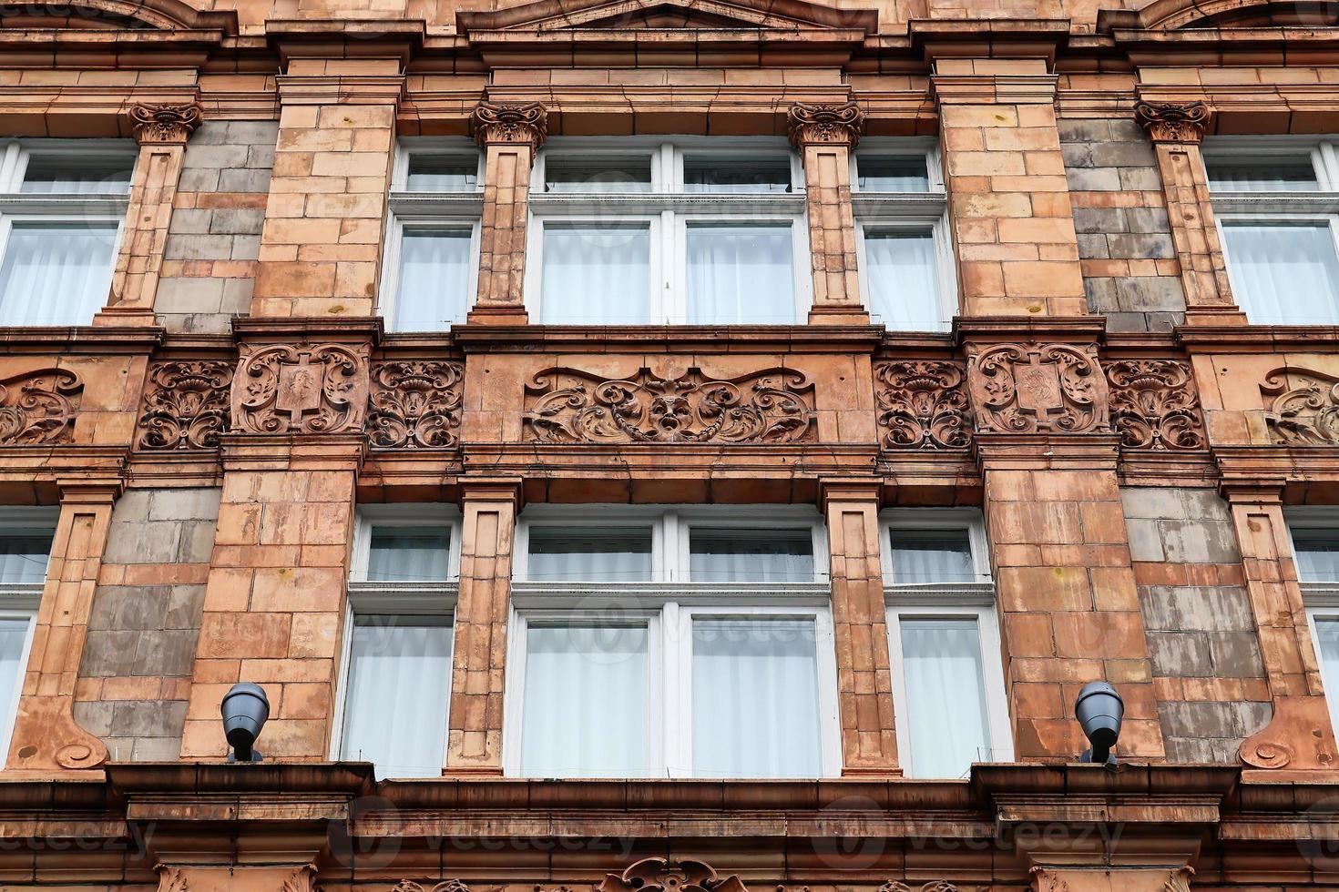 La arquitectura británica y las fachadas de los edificios residenciales de las calles de Londres, Reino Unido. foto