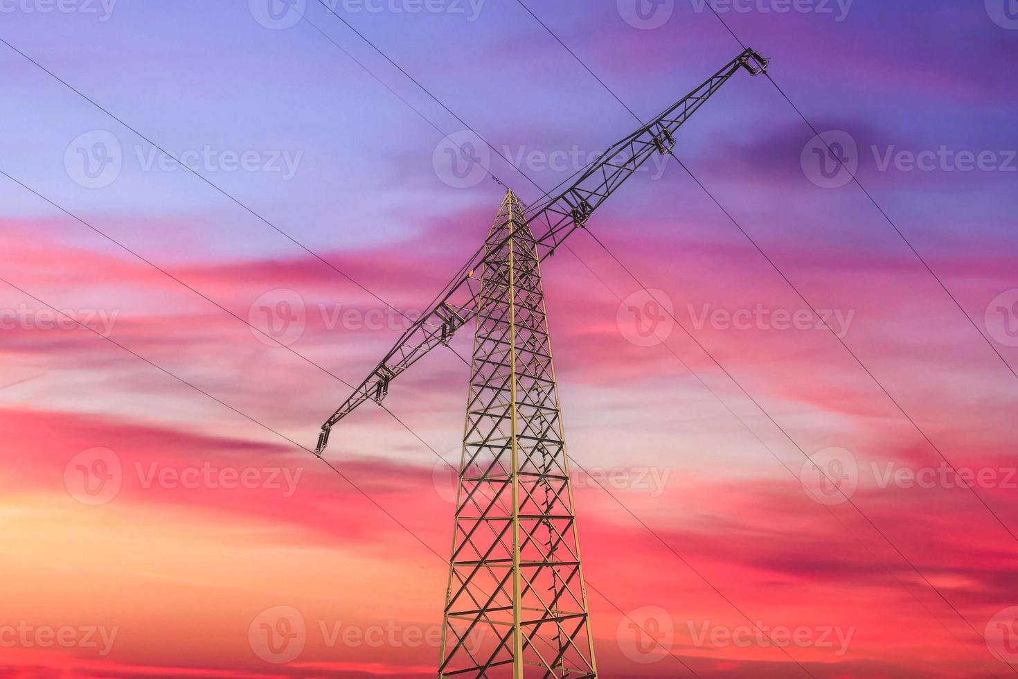 vista de torres eléctricas muy grandes con cables de alta tensión desde un coche en movimiento. foto