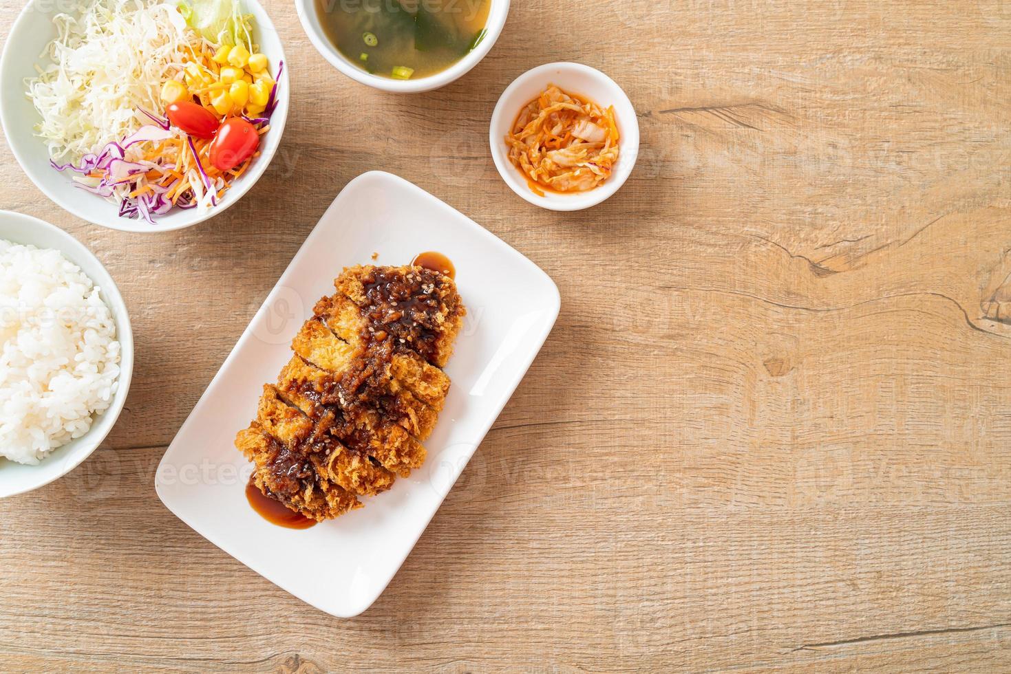 tonkatsu - chuleta de cerdo japonesa frita con arroz foto