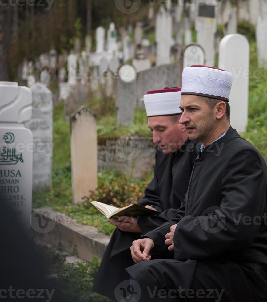 lectura del libro sagrado del corán por el imán en el funeral islámico foto