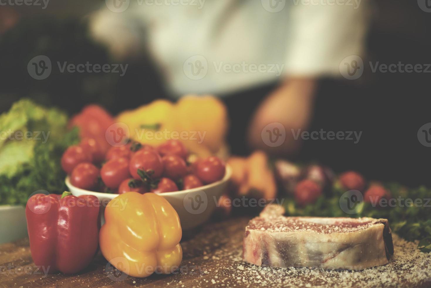 jugoso trozo de bistec crudo en la mesa de madera foto