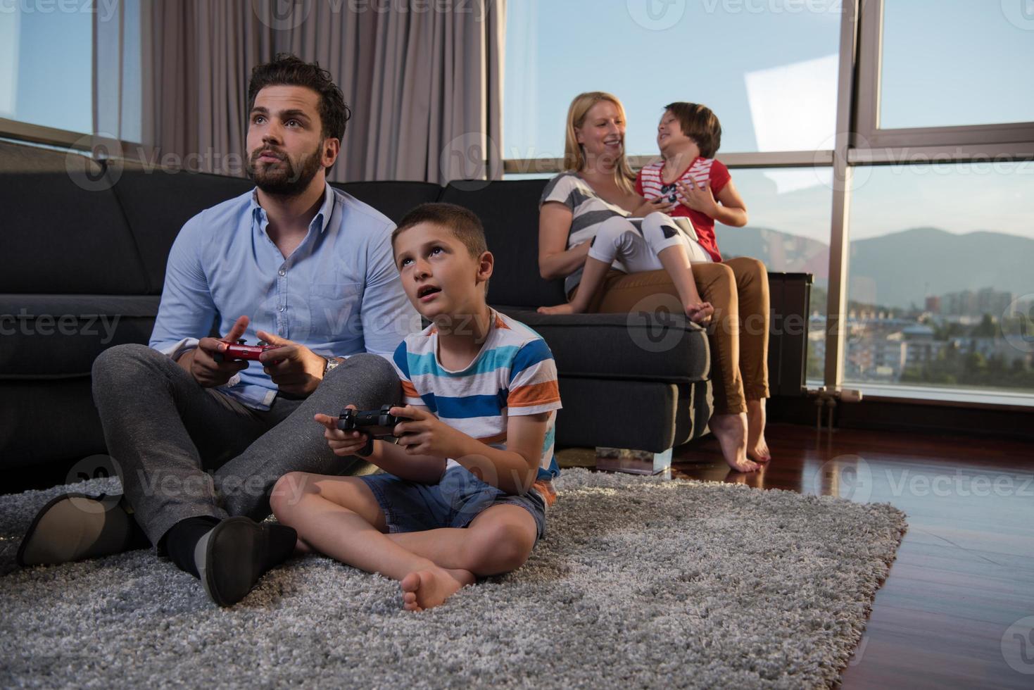 familia feliz jugando un videojuego foto