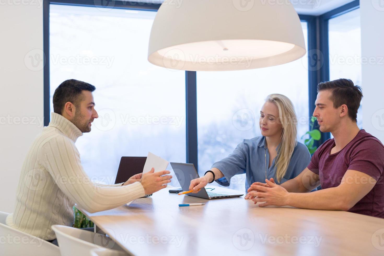 equipo de negocios de inicio en una reunión en un edificio de oficinas moderno foto