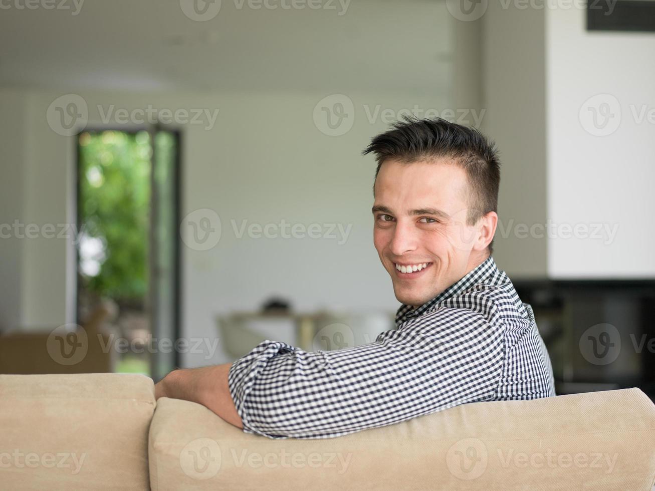 retrato de un joven disfrutando del tiempo libre foto