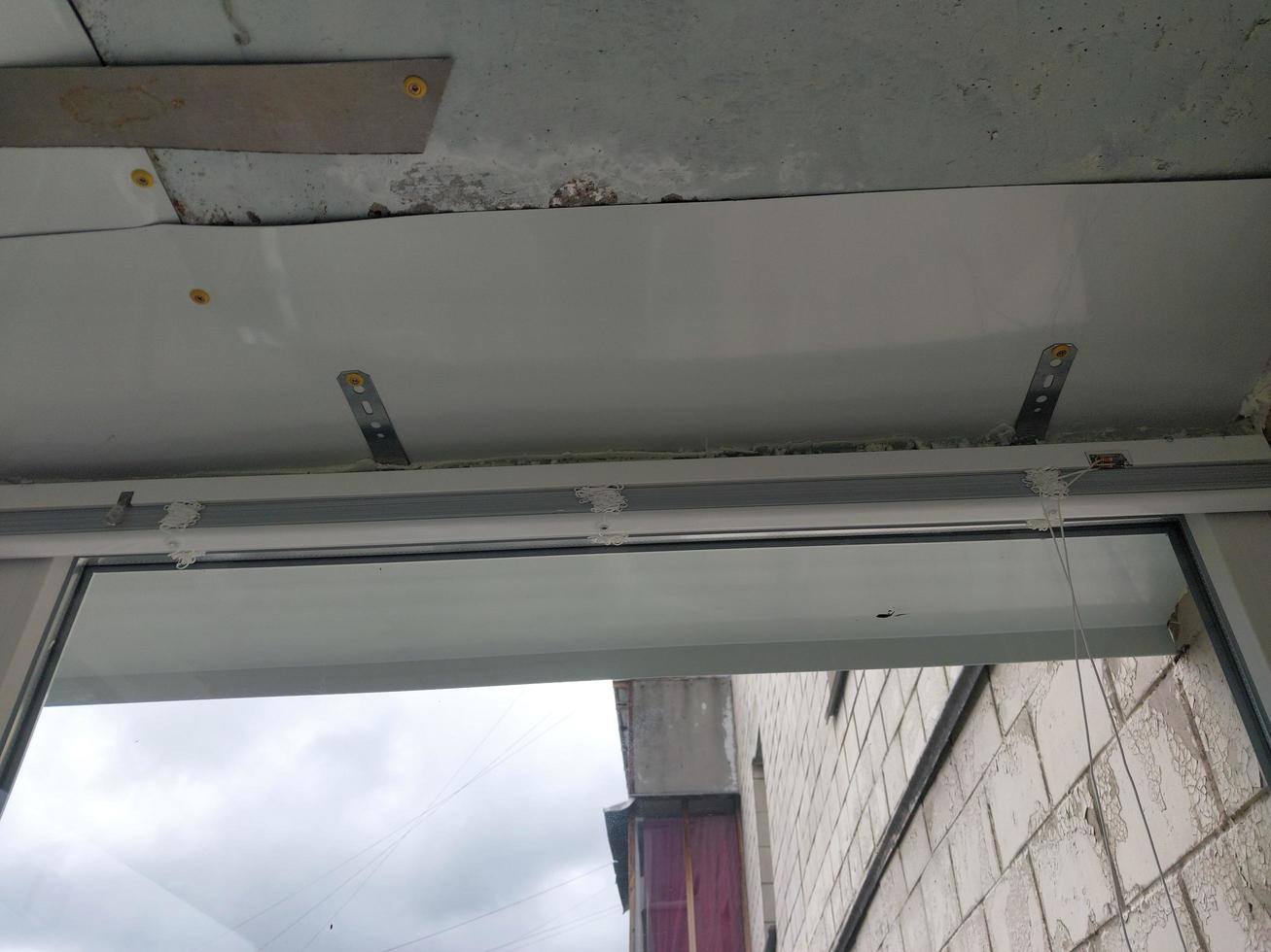 ventanas de metal y plástico instaladas en el balcón foto