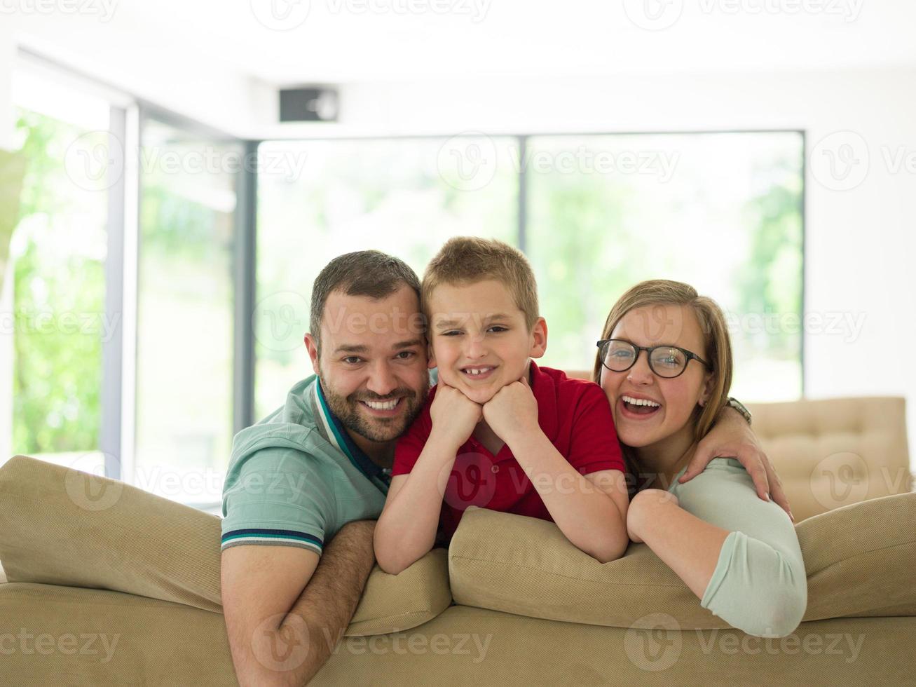 familia con niño pequeño disfruta en la sala de estar moderna foto