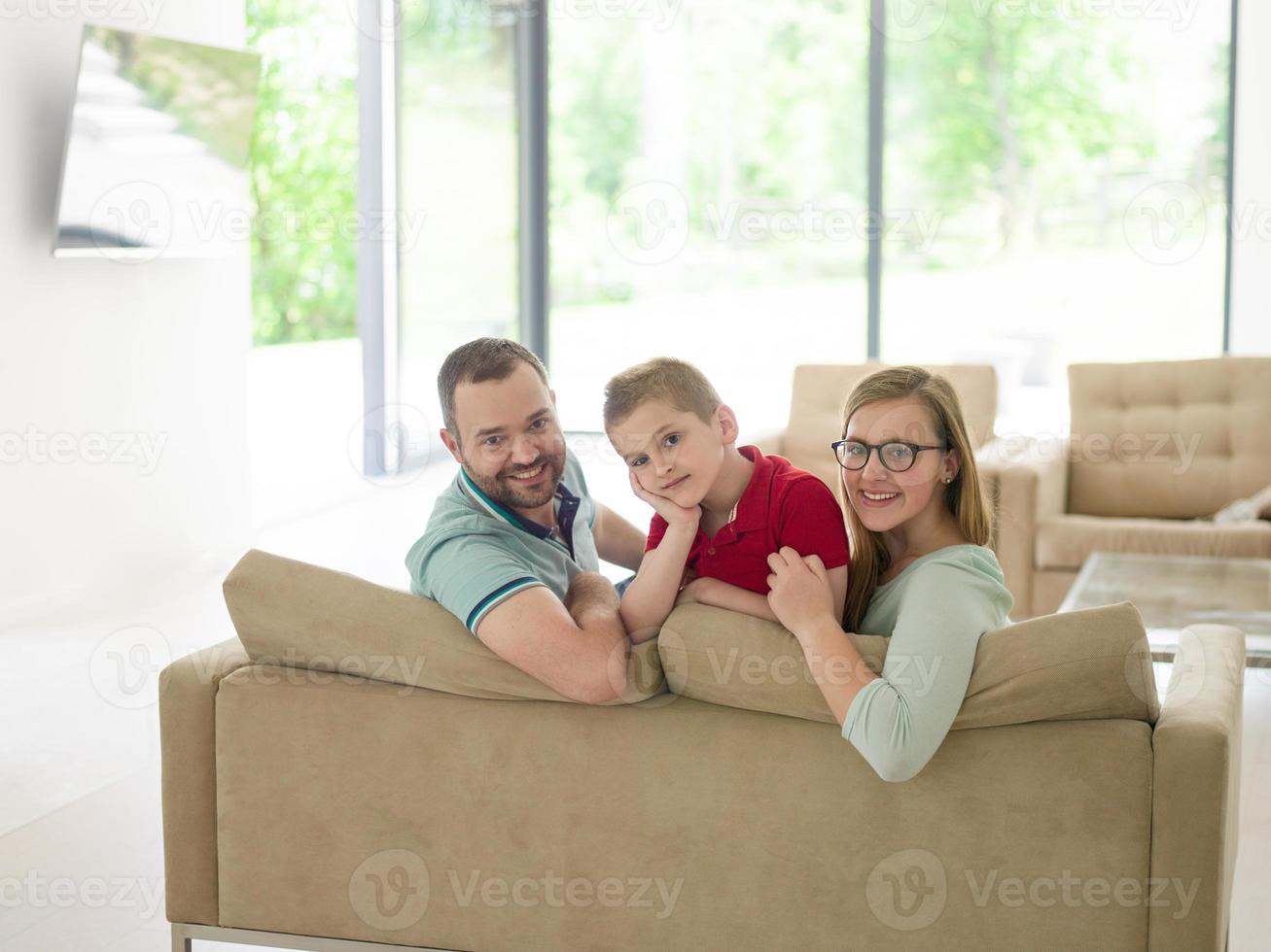 familia con niño pequeño disfruta en la sala de estar moderna foto