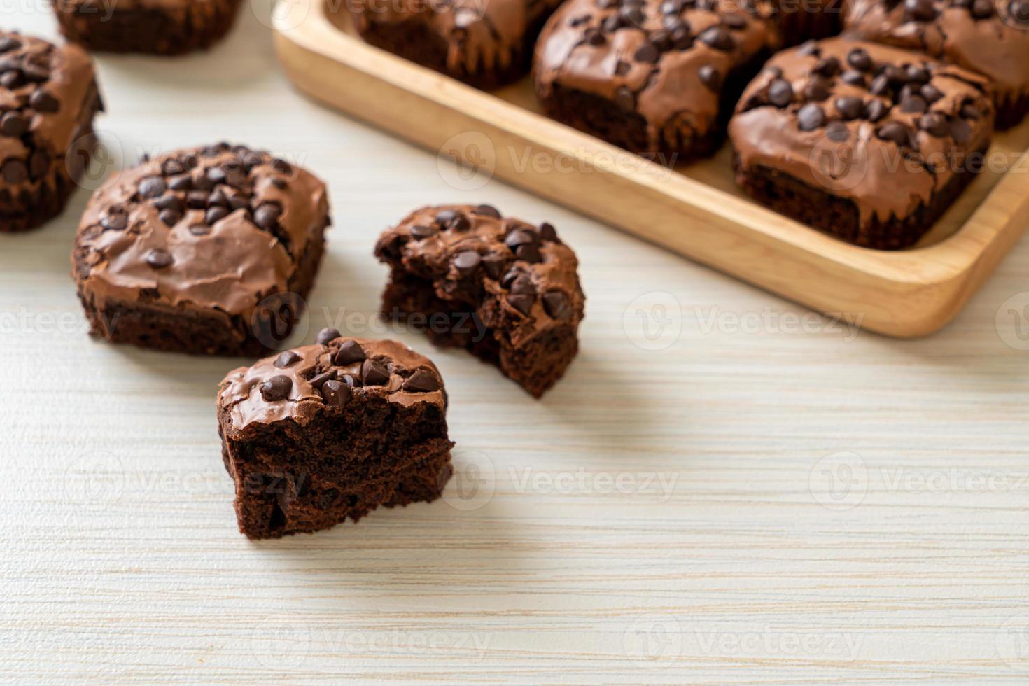 brownies de chocolate amargo cubiertos con chispas de chocolate foto