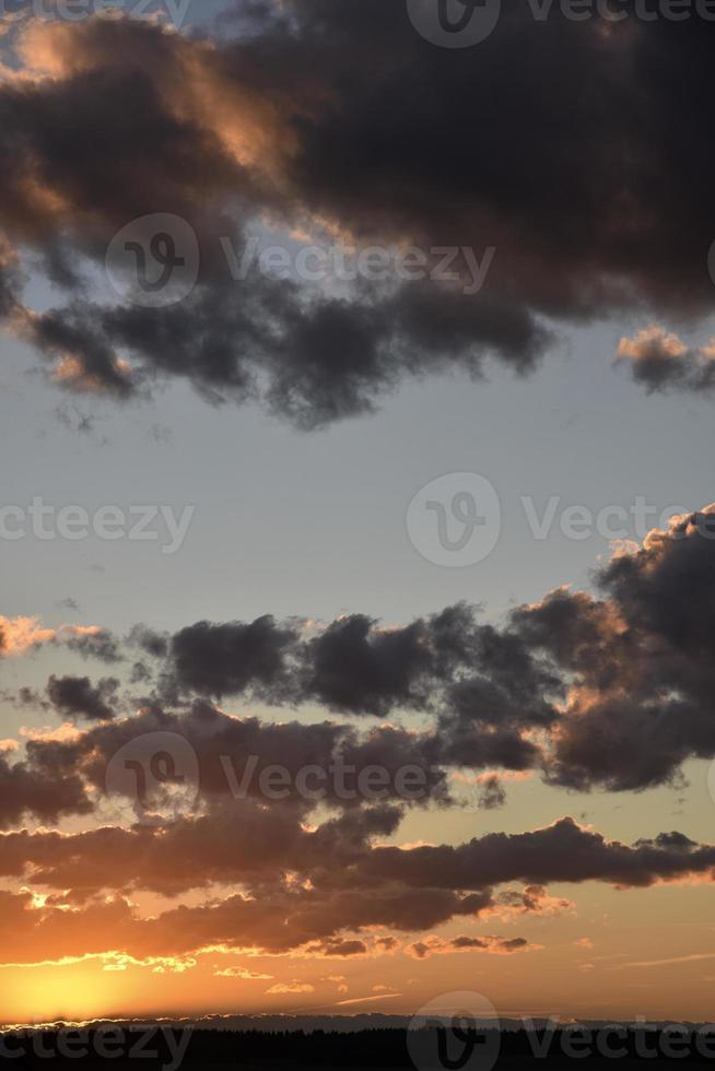 Explosivo jugoso atardecer rojo y azul. hermoso paisaje al atardecer con nubes de colores. foto