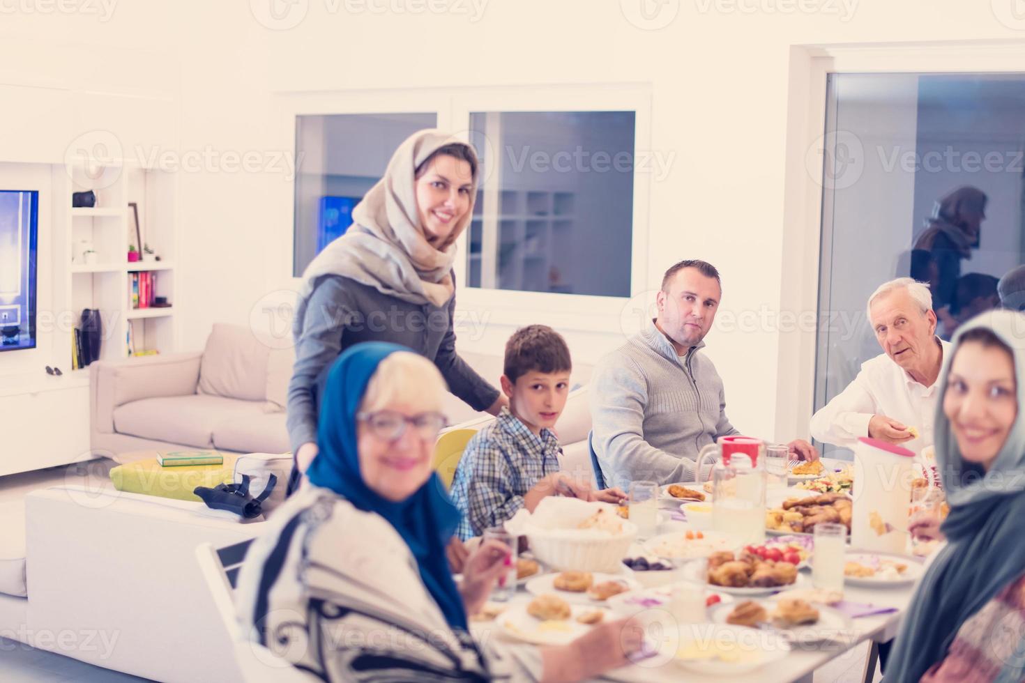 familia musulmana multiétnica moderna que tiene una fiesta de ramadán foto