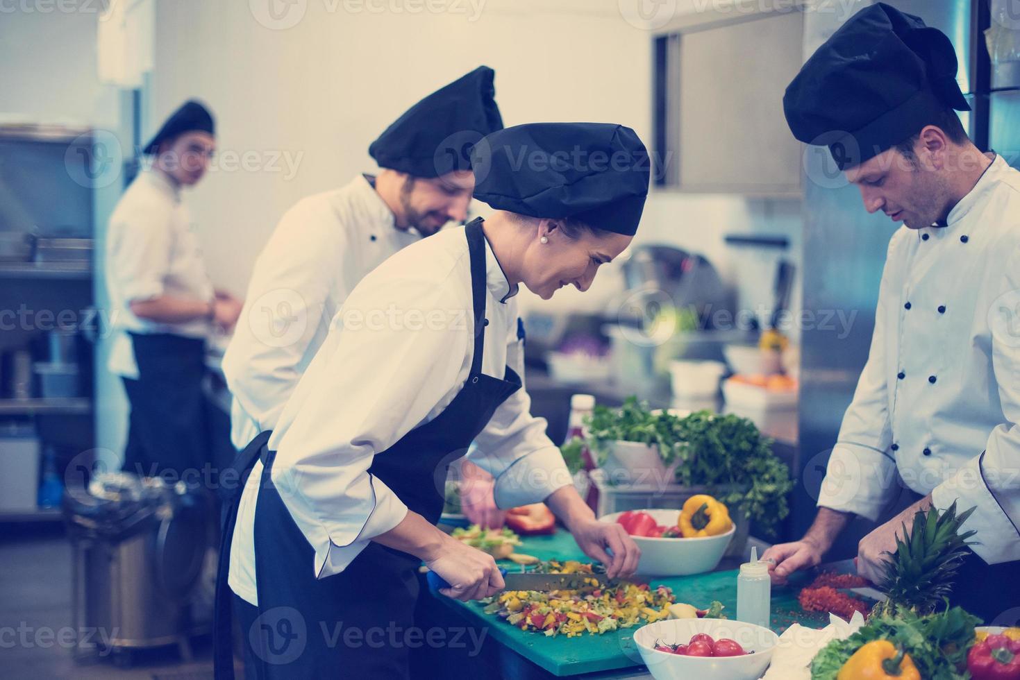 equipo de cocineros y chefs preparando comidas foto