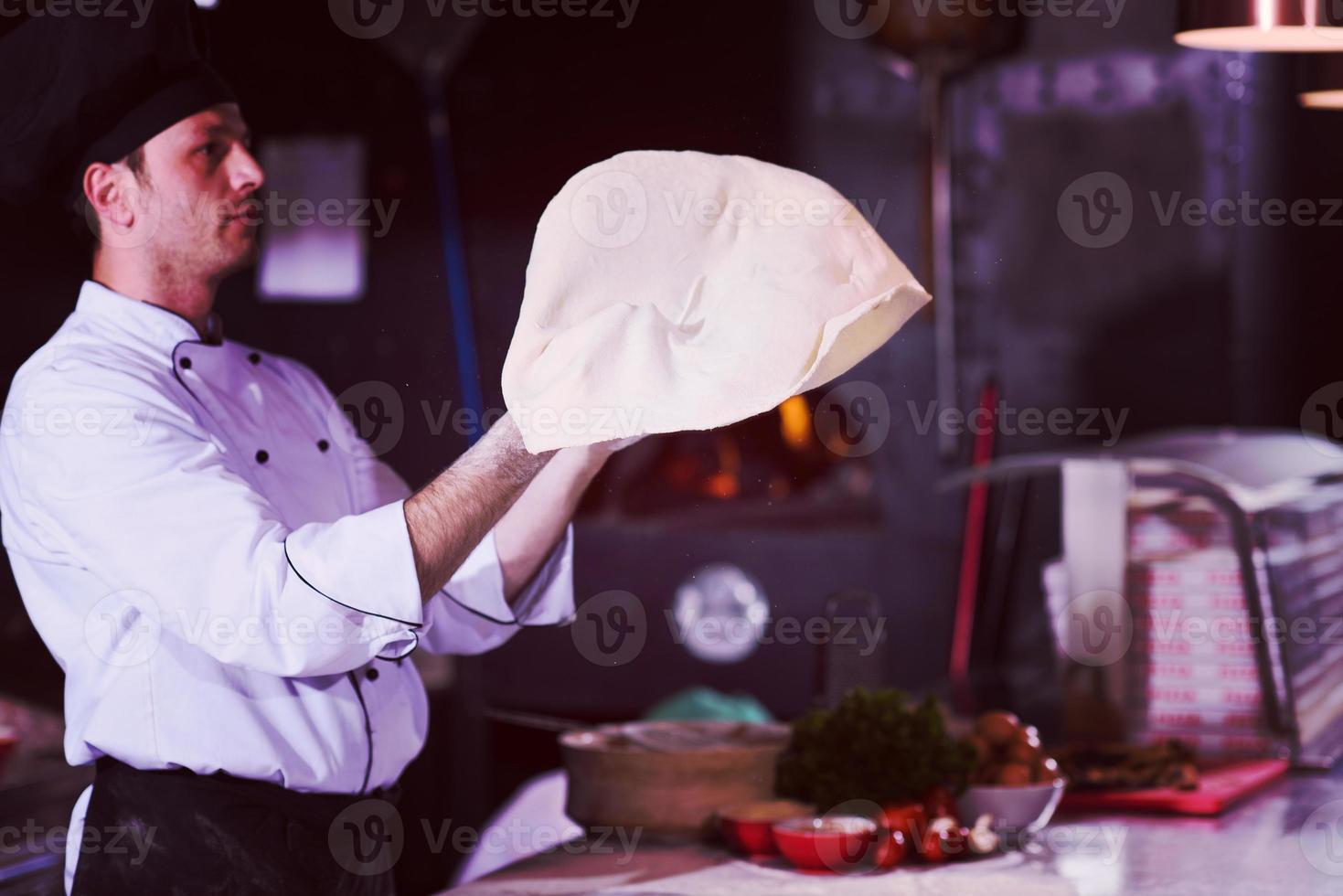 chef vomitando masa de pizza foto