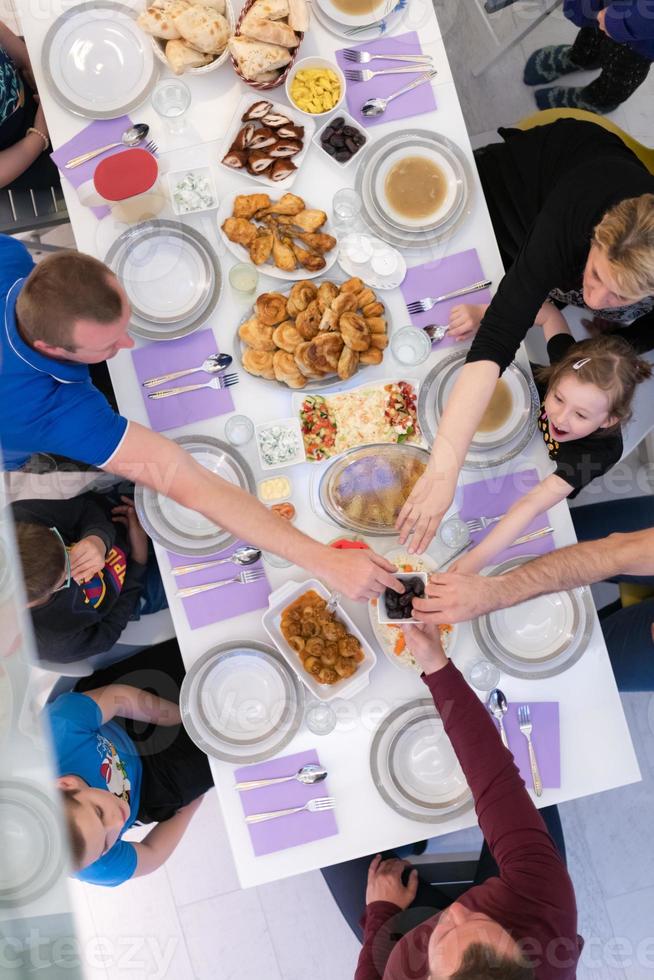 cena iftar familia musulmana junta durante una fiesta de ramadán en la vista superior de casa foto