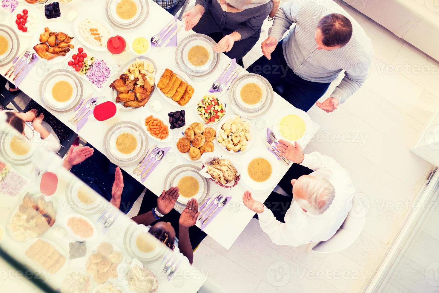 vista superior de la familia musulmana moderna que tiene una fiesta de ramadán foto