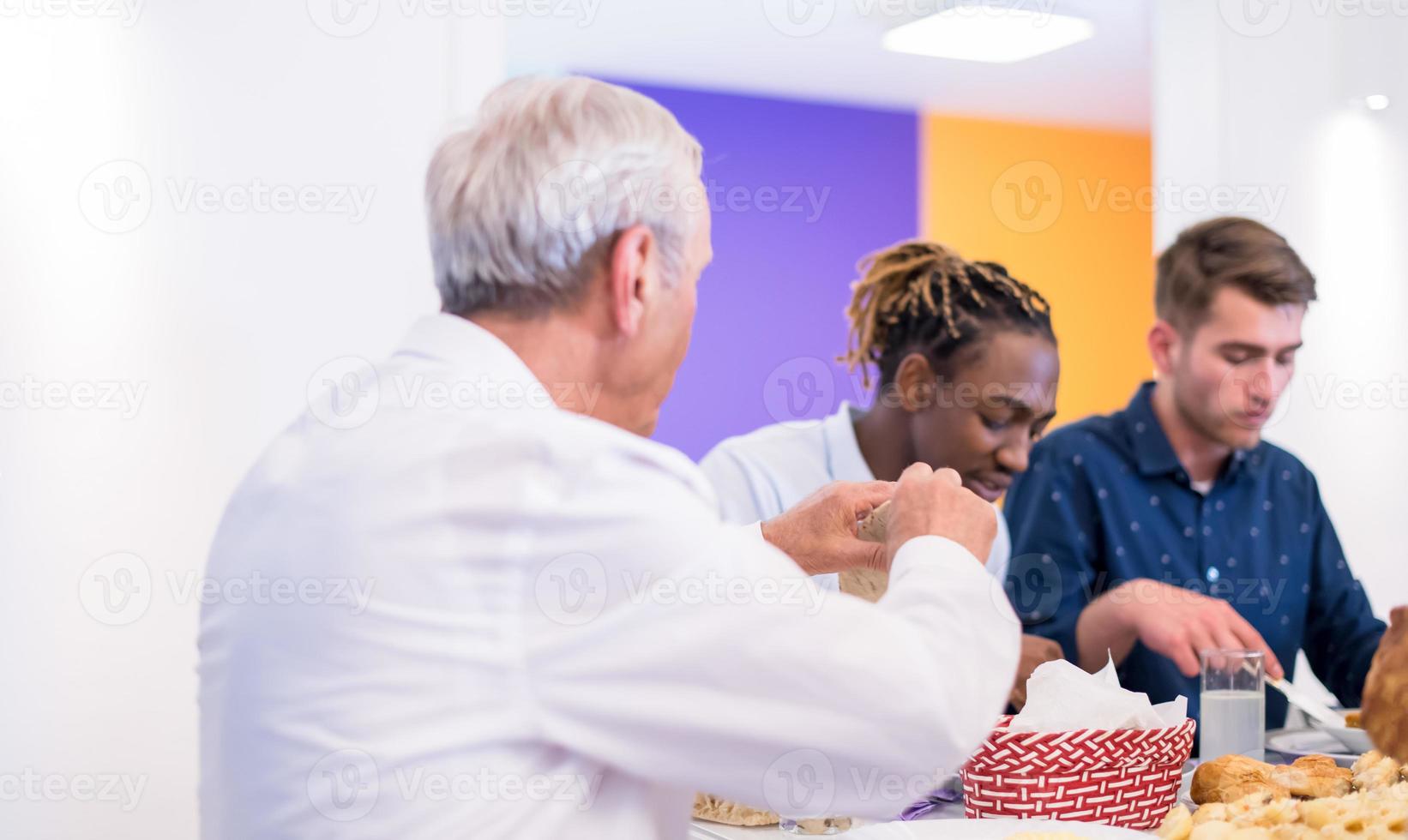 familia musulmana multiétnica moderna que tiene una fiesta de ramadán foto