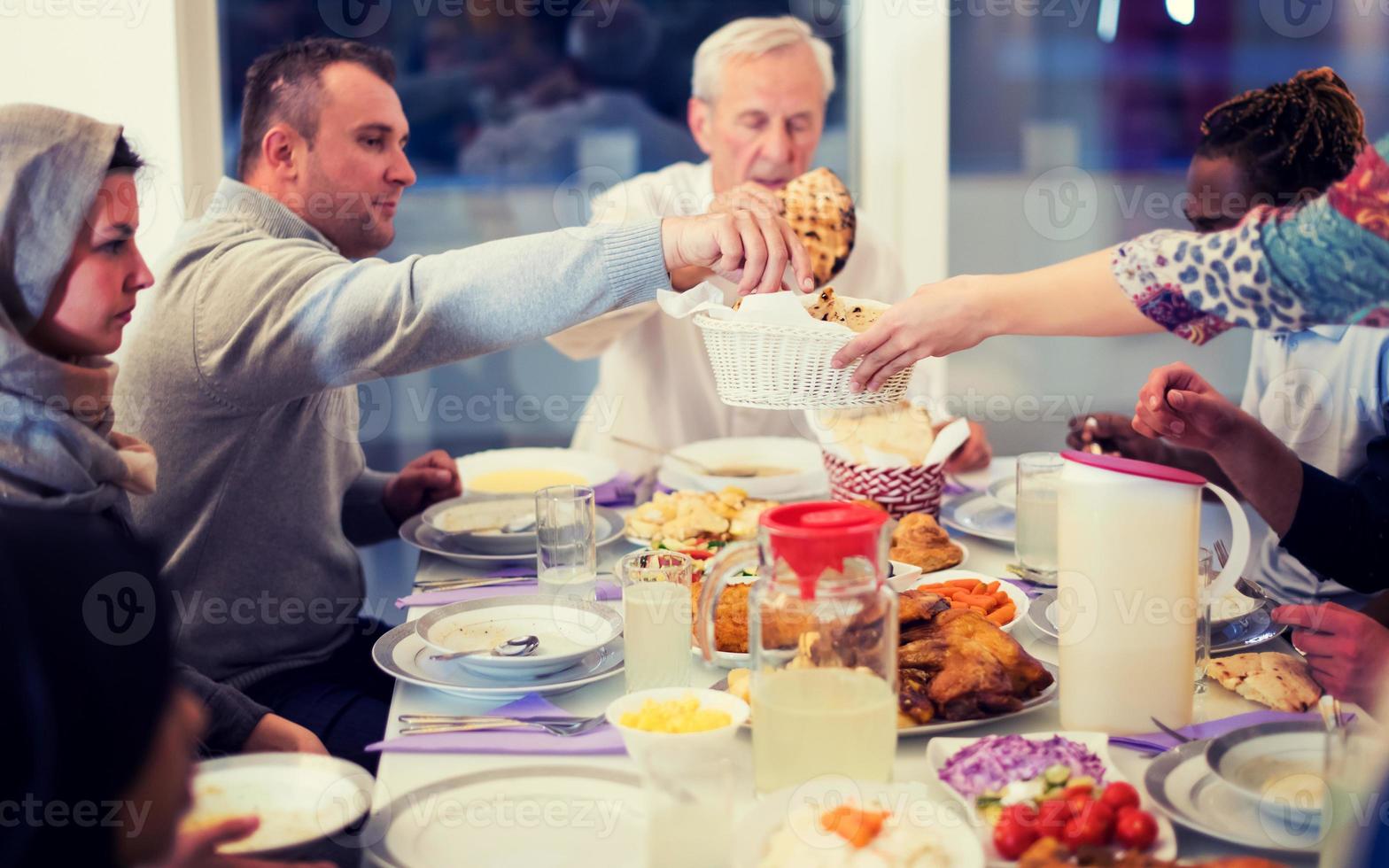 familia musulmana multiétnica moderna que tiene una fiesta de ramadán foto