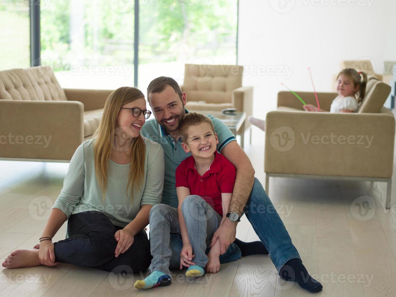 familia con niño pequeño disfruta en la sala de estar moderna foto