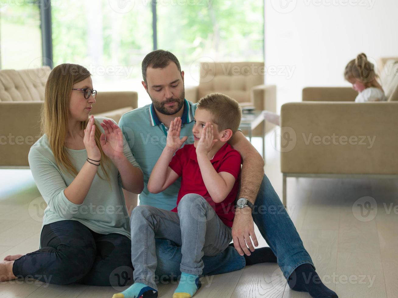 familia con niño pequeño disfruta en la sala de estar moderna foto