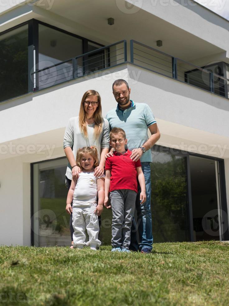 familia feliz con niños en el patio foto