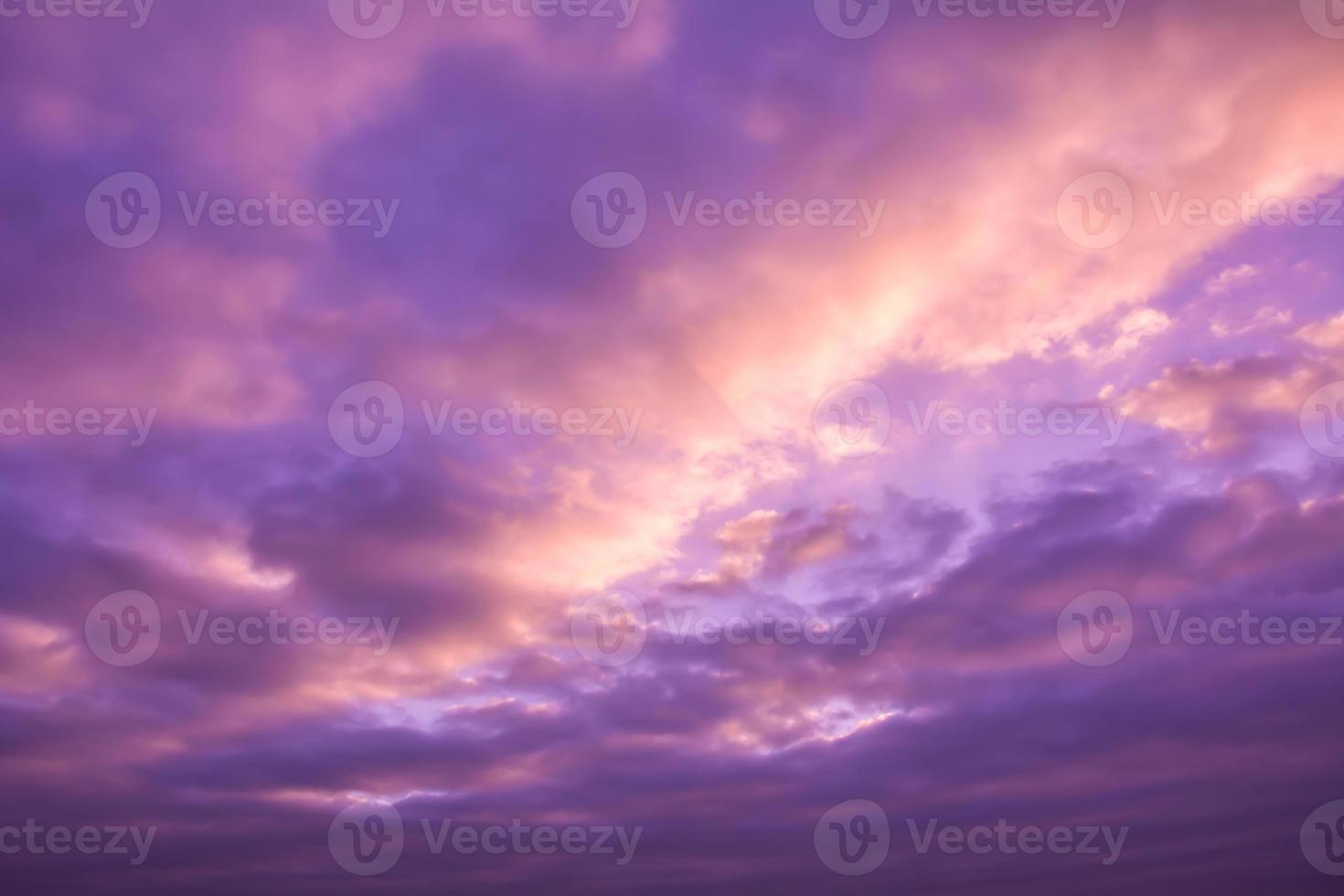 hermoso fondo de naturaleza. cielo morado con nubes foto