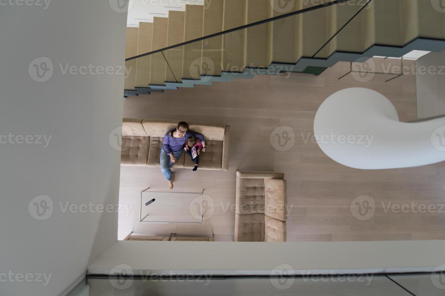 la madre y su linda hijita están usando una vista superior de la tableta foto