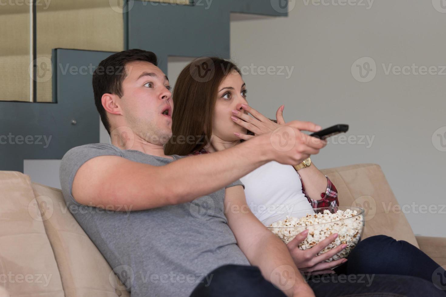 pareja joven y guapa disfrutando del tiempo libre foto