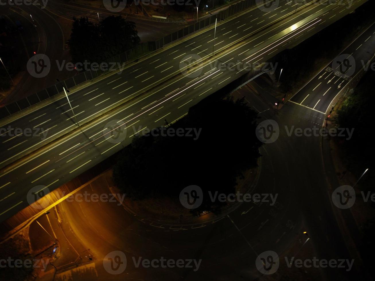 vista aérea nocturna de las autopistas británicas con carreteras iluminadas y tráfico foto