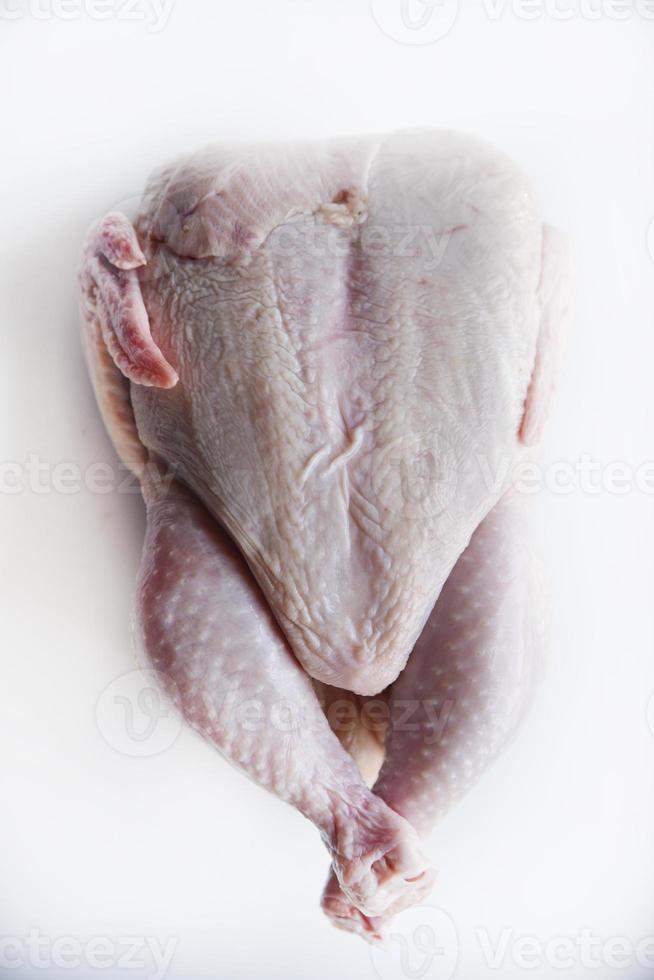 muslo de pollo fresco en un primer plano de fondo blanco. foto