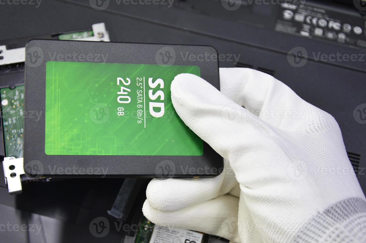 Las unidades de disco duro SSD de 2,5 pulgadas se utilizan para almacenar datos, también conocidas como unidades de disco duro. actualmente se está utilizando a un ritmo muy alto. foto