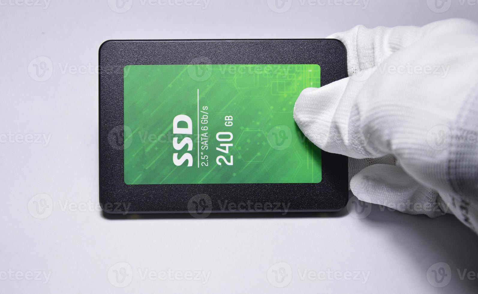 foto de primer plano del disco duro ssd de 2,5, vacío sobre fondo blanco