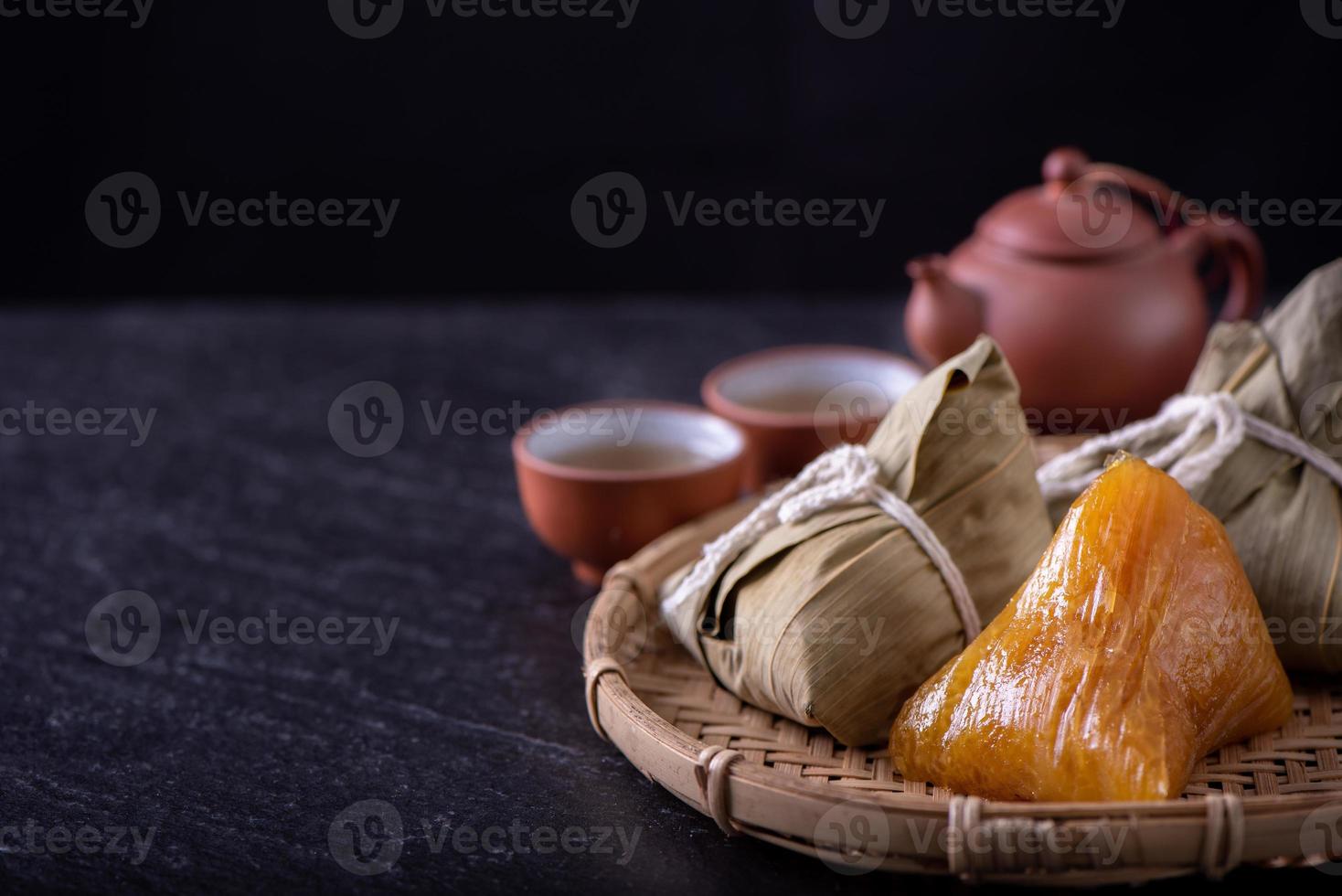 bola de masa hervida de arroz alcalino zongzi - comida china dulce tradicional de cristal en un plato para comer para el concepto de celebración del festival duanwu del barco dragón, de cerca. foto