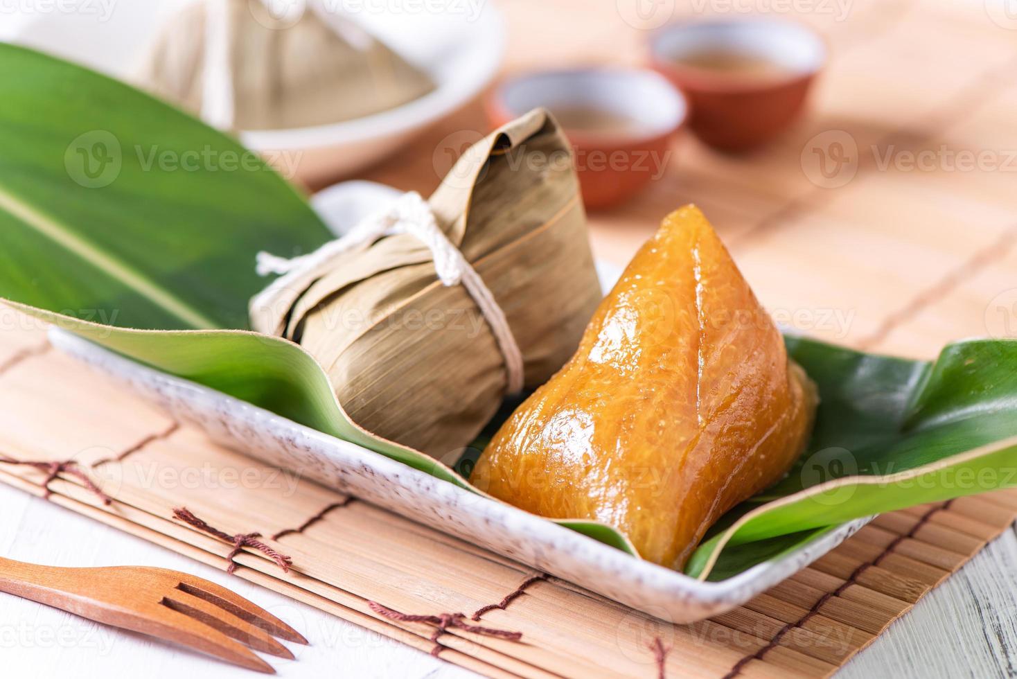 zongzi - arroz chino alcalino dumpling comida de cristal en un plato para comer para el concepto tradicional del festival dragon boat duanwu, de cerca. foto