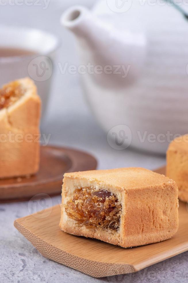 pastel de piña - postre delicioso dulce famoso taiwanés con té, primer plano, diseño de espacio de copia. foto