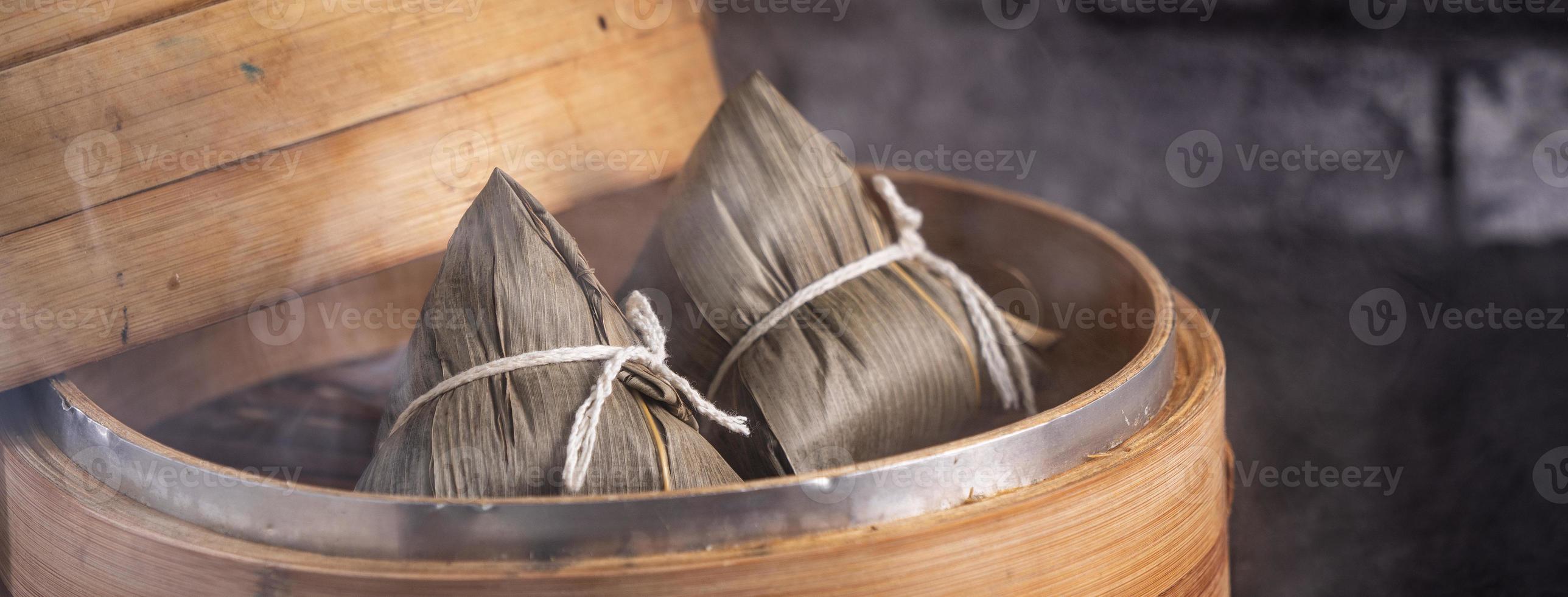 dumpling de arroz, zongzi - dumpling de arroz chino zongzi sobre una mesa de pizarra de fondo de ladrillo negro, concepto de comida tradicional del festival del barco del dragón, de cerca. foto