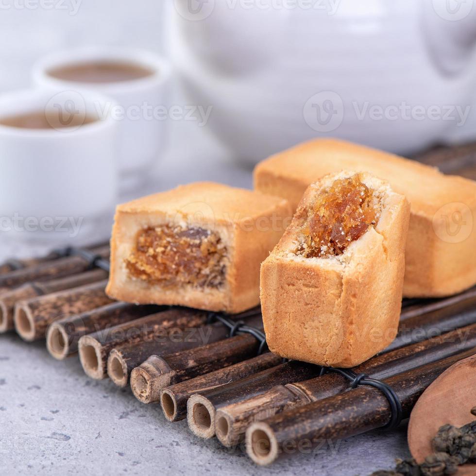 pastel de piña - postre delicioso dulce famoso taiwanés con té, primer plano, diseño de espacio de copia. foto