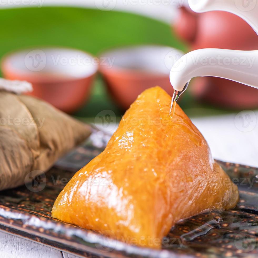 bola de masa hervida de arroz alcalino zongzi - comida china dulce tradicional de cristal en un plato para comer para el concepto de celebración del festival duanwu del barco dragón, de cerca. foto