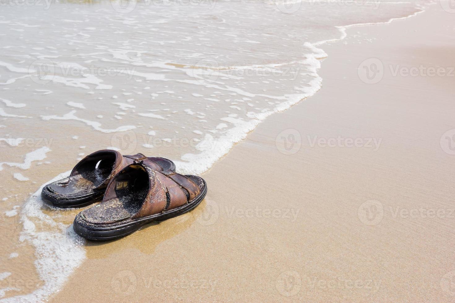 sandalias viejas en la playa 10786593 Foto stock en