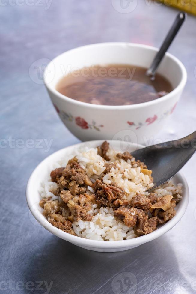 arroz con carne estofada, estofado de ternera sobre arroz cocido en tainan, taiwán. Famoso manjar tradicional taiwanés de comida callejera. concepto de diseño de viaje, primer plano. foto