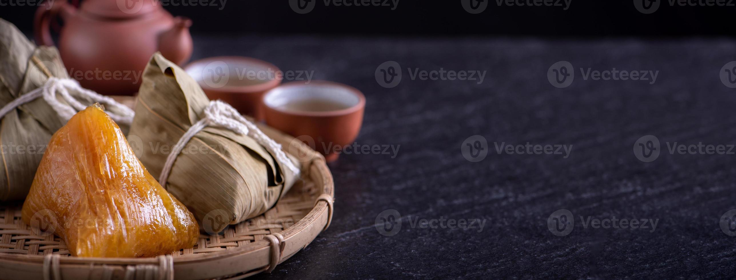 bola de masa hervida de arroz alcalino zongzi - comida china dulce tradicional de cristal en un plato para comer para el concepto de celebración del festival duanwu del barco dragón, de cerca. foto