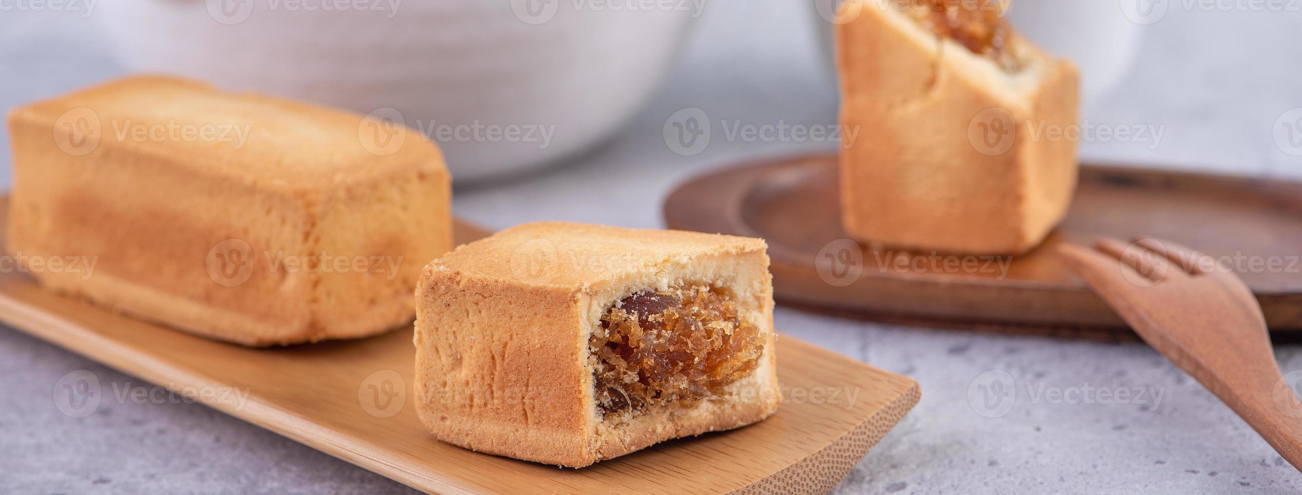 pastel de piña - postre delicioso dulce famoso taiwanés con té, primer plano, diseño de espacio de copia. foto