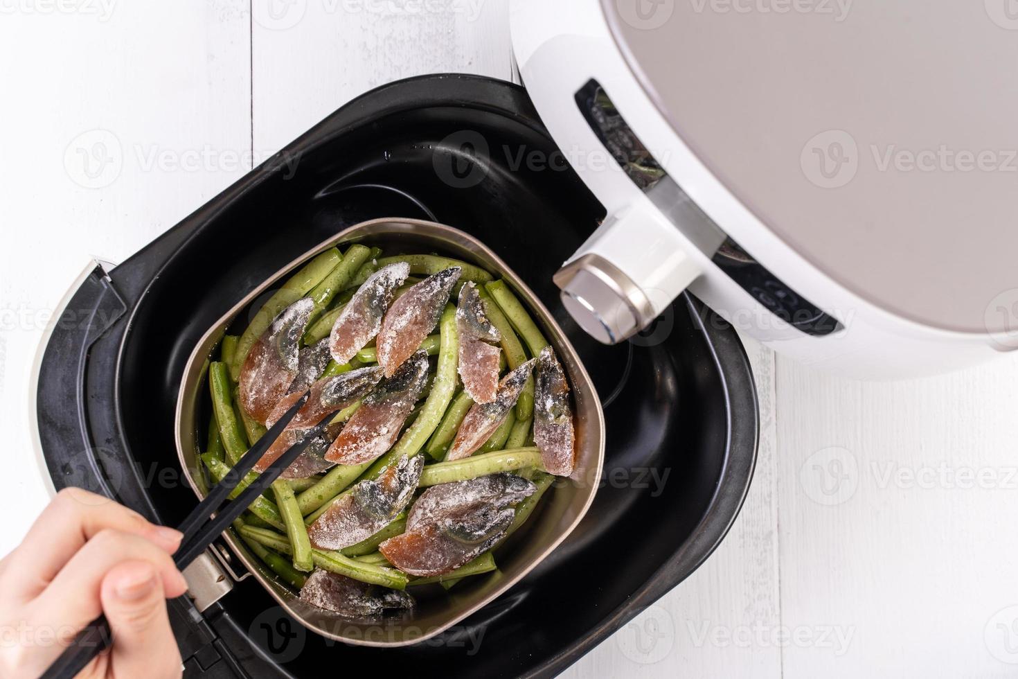 comida de freidora, cocina de judías verdes, cocina de platos pidan con freidora en casa, deliciosa cocina en taiwán, asia, comida taiwanesa asiática, primer plano, vista superior. foto