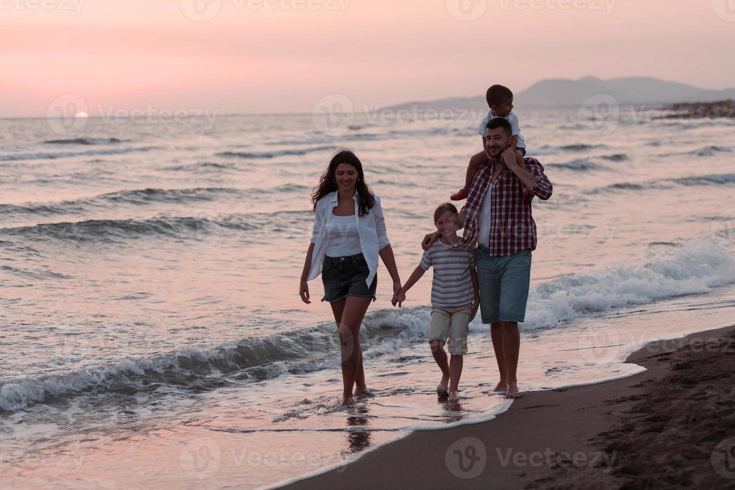 la familia se divierte y vive un estilo de vida saludable en la playa. enfoque selectivo foto