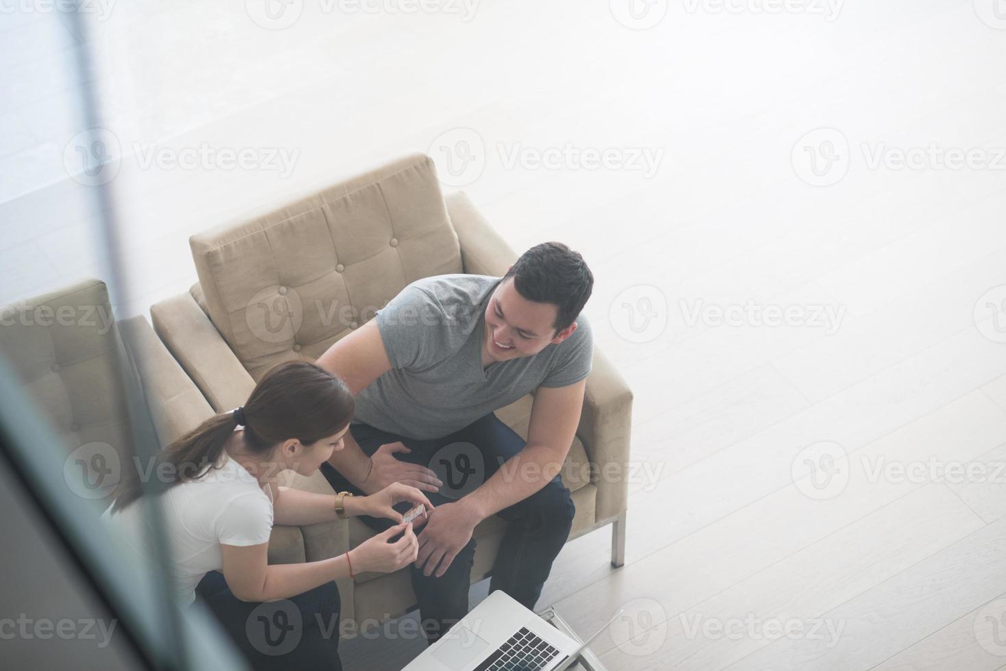 feliz pareja joven comprando en línea foto