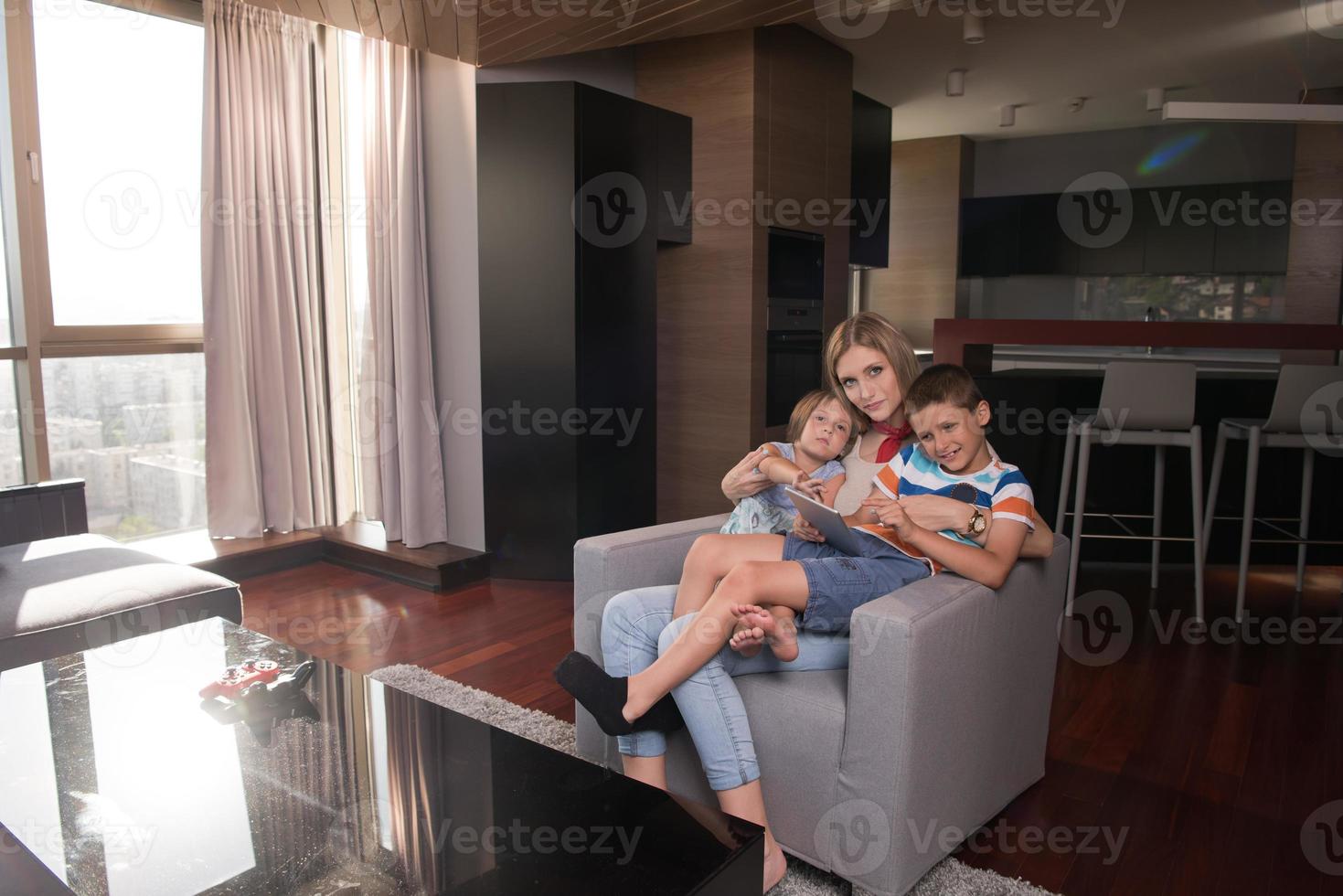 madre joven feliz pasando tiempo con los niños foto