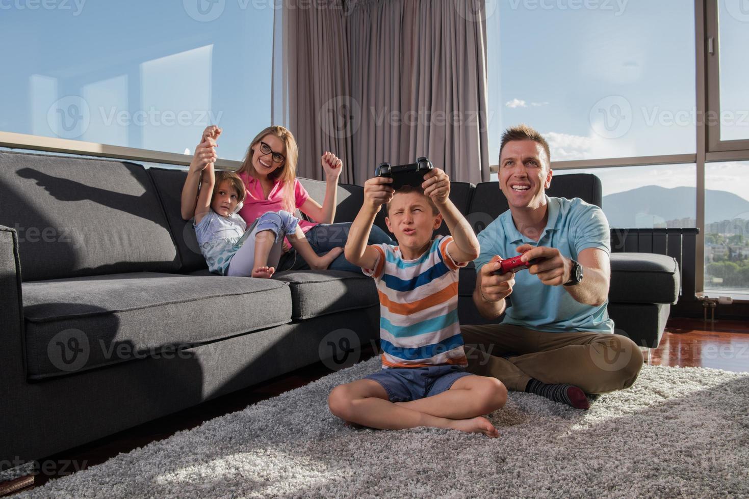 familia feliz jugando un videojuego foto