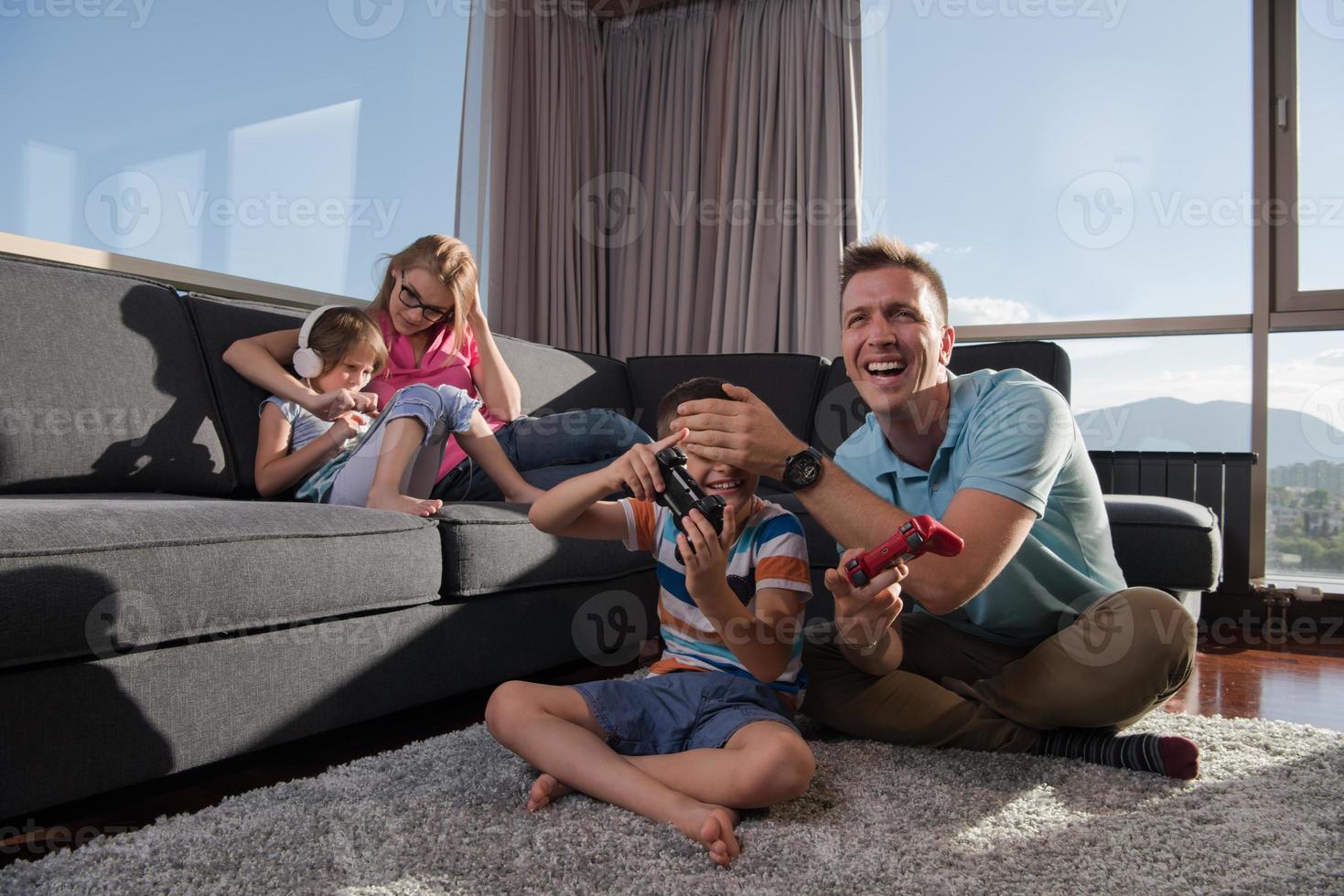 familia feliz jugando un videojuego foto